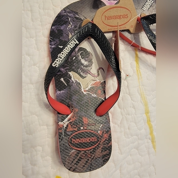 NWT Havaiana Men\'s Marvel Flip Flops, Size 6/7